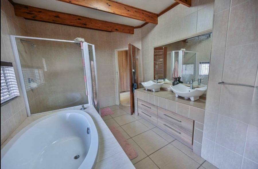 5 Bedroom Property for Sale in Universitas Ridge Free State